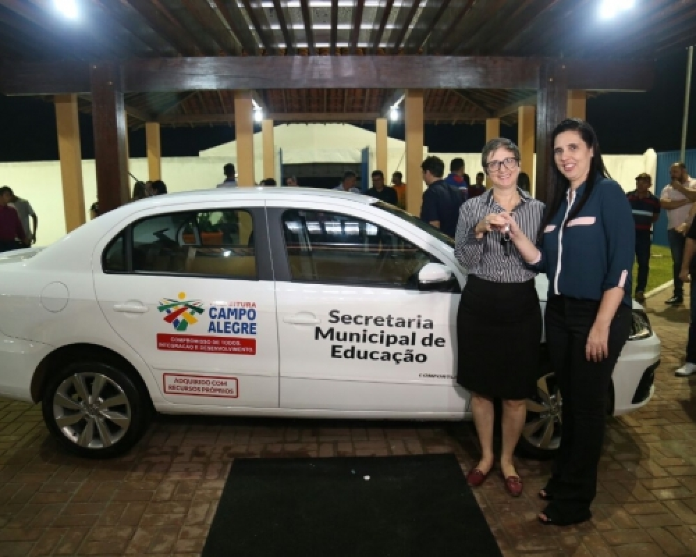 Carro novo: Prefeita Pauline Pereira entregou novo veículo para a Secretaria de Educação 