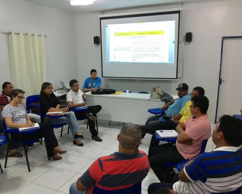 SEMED e SMTT promovem reunião com motoristas que transportam estudantes universitários