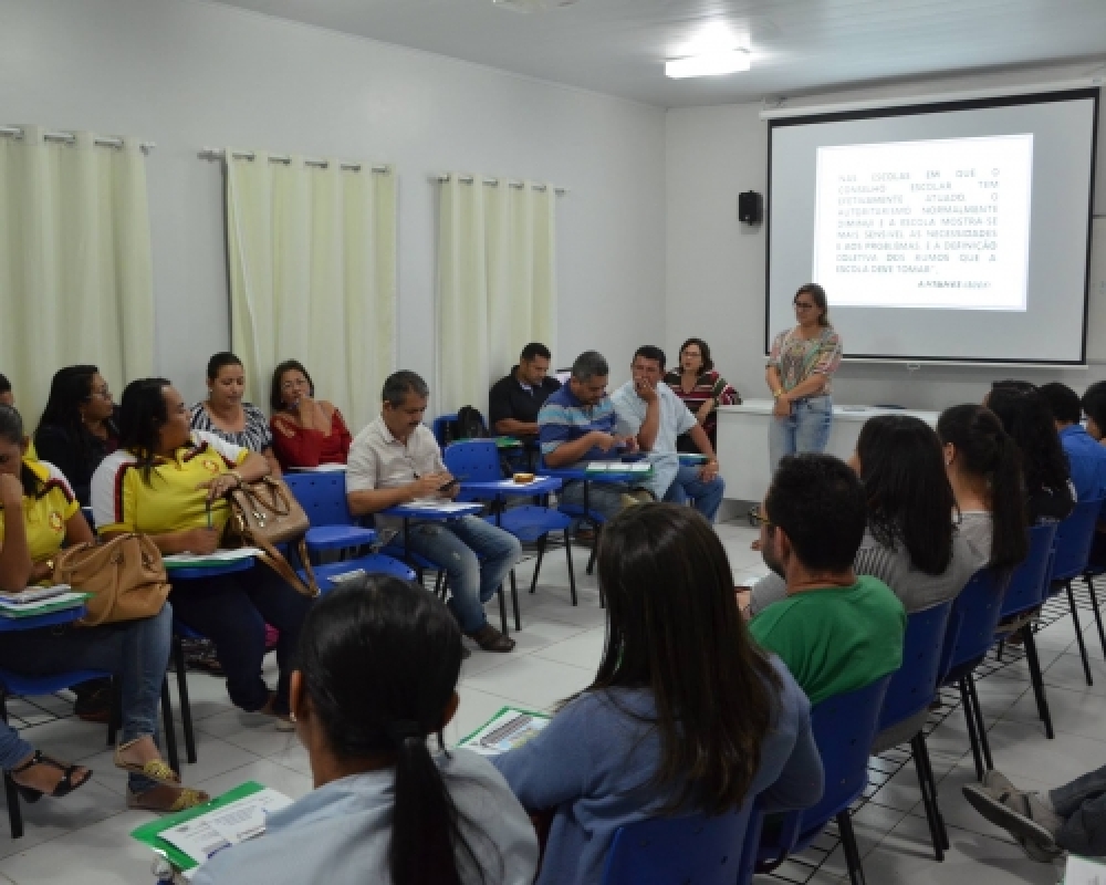 Secretaria de Educação promove formação continuada para conselheiros escolares