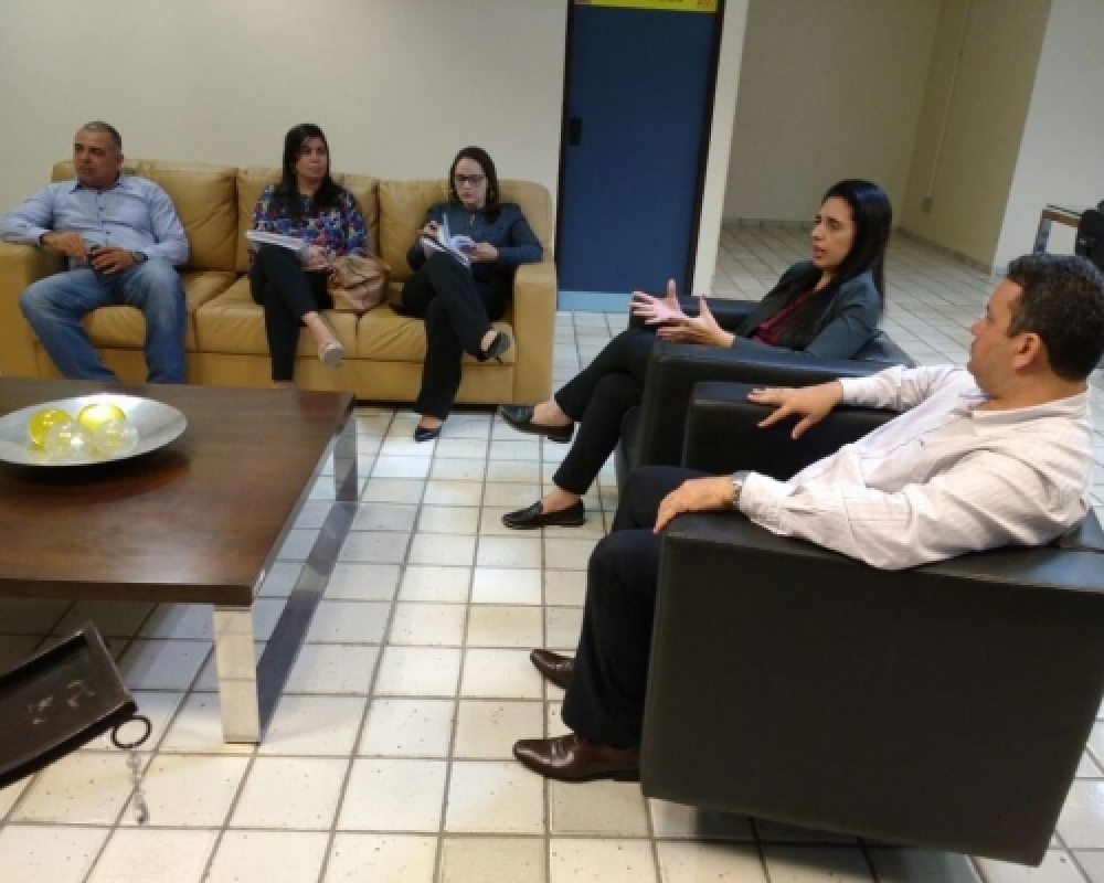 Prefeita Pauline Pereira participou de reunião que tratou sobre a agência dos Correios de Luziápolis