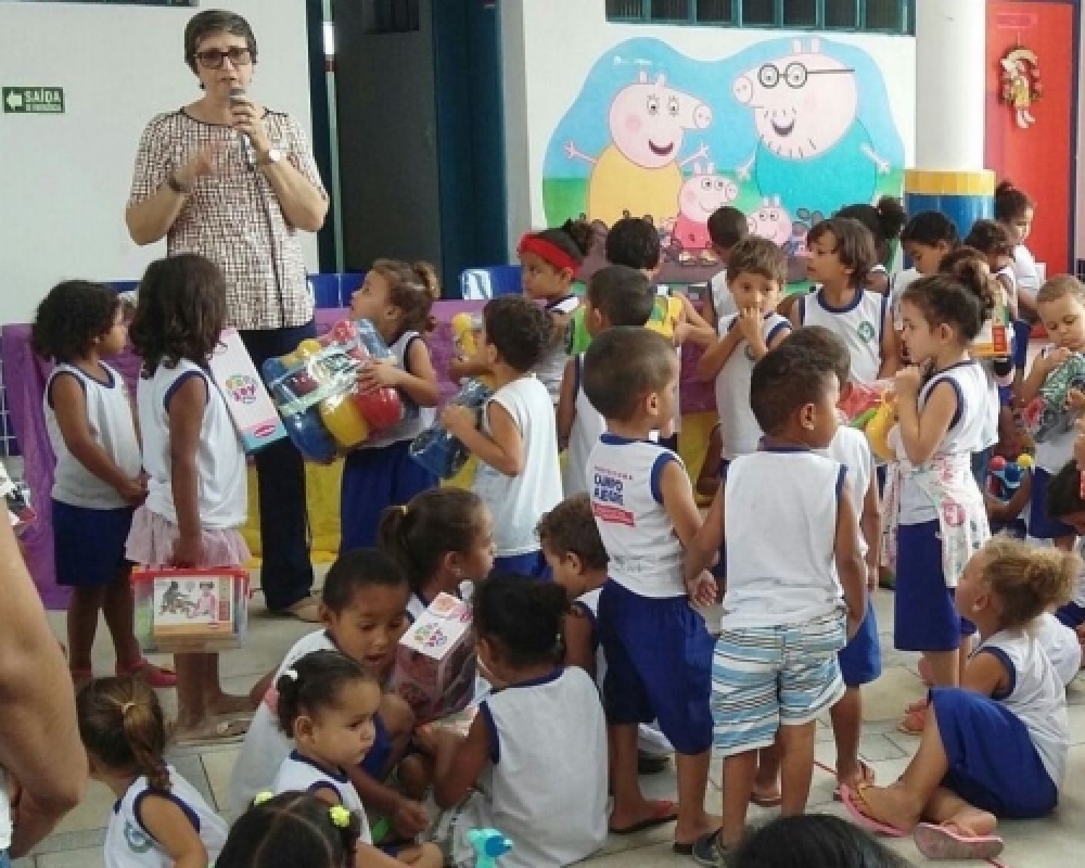 Crianças dos Centros de Educação Infantil de Campo Alegre recebem brinquedos e jogos educativos