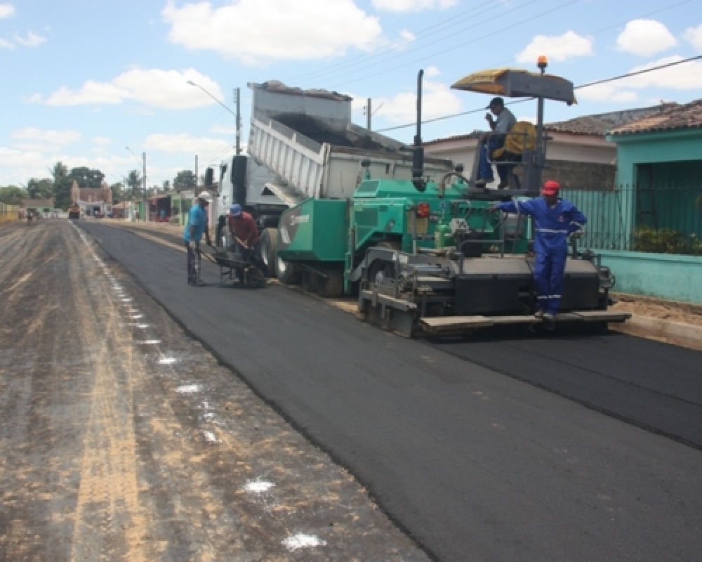 Prefeitura Municipal segue realizando a pavimentação do Povoado Chã da Imbira 