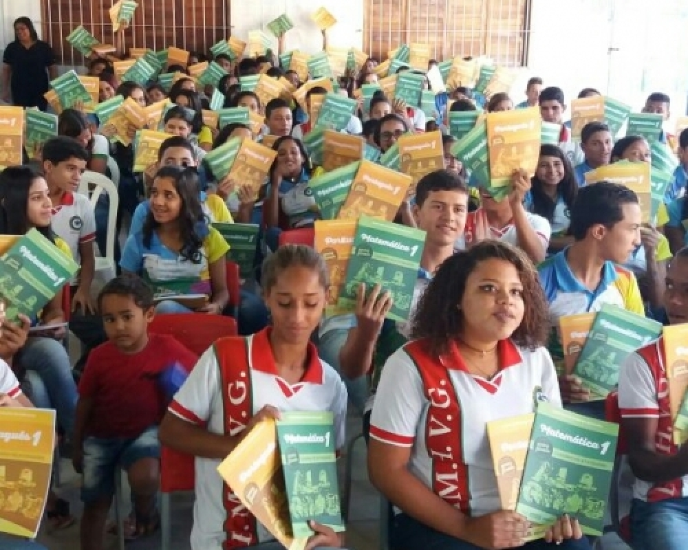 Educação entrega as apostilas do programa Escola 10 aos alunos dos 5º e 9º anos da rede municipal