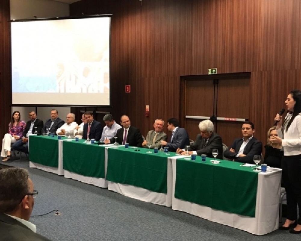 Prefeita Pauline Pereira pede apoio ao Ministro da Saúde para projetos do Conisul