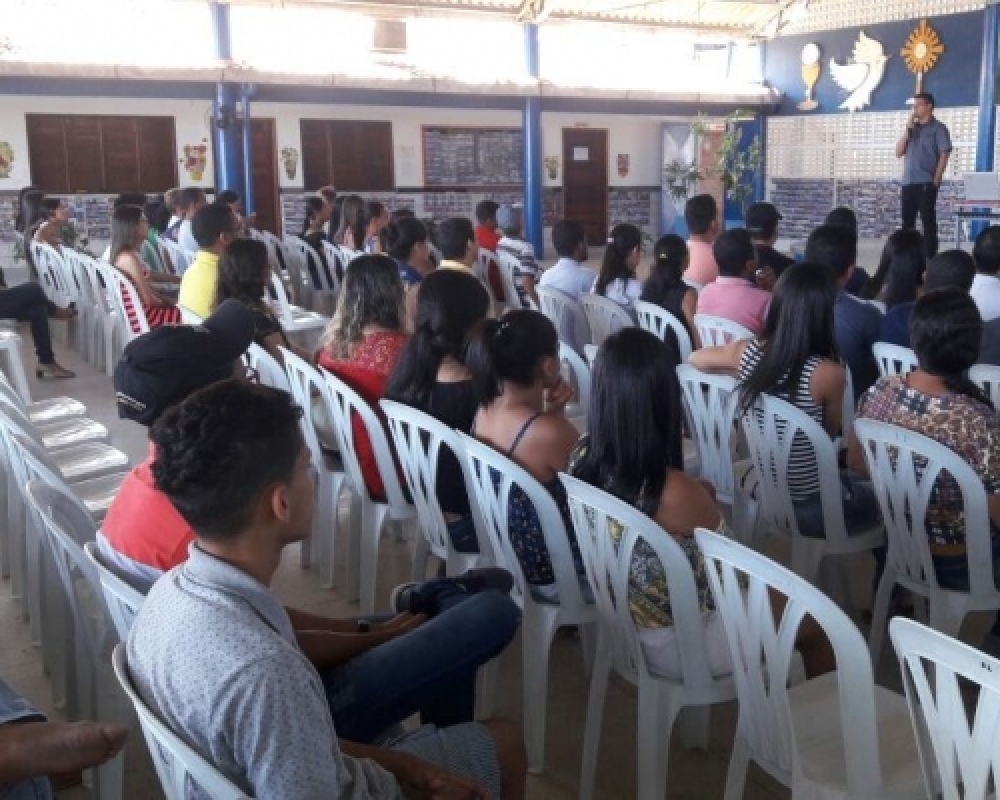 Secretarias de Educação e Transportes realizam reunião com motoristas e estudantes universitários