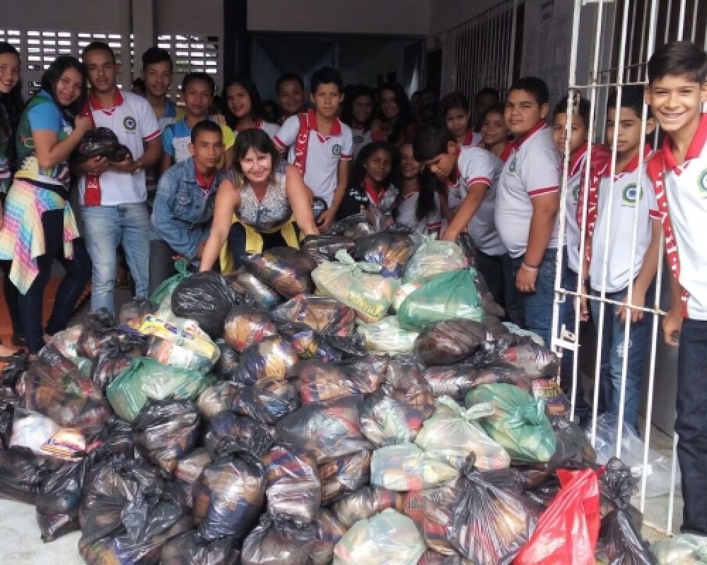 Solidariedade: Escola Hildebrando Guimarães realiza distribuição de alimentos para famílias carentes