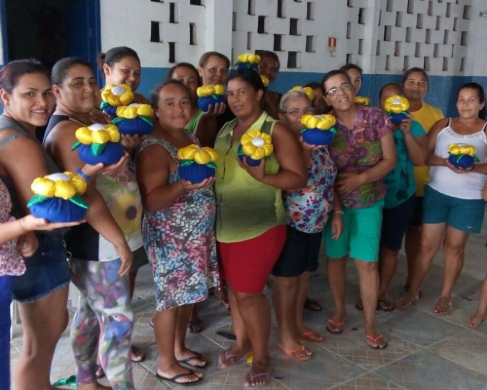 Mulheres do Serviço de Convivência de Luziápolis participam de oficina de artesanato