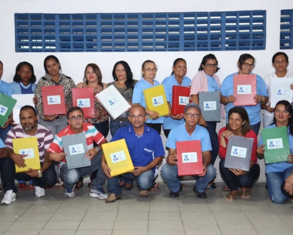 Secretaria de Educação entrega kits escolares aos alunos da educação de jovens e adultos - EJA