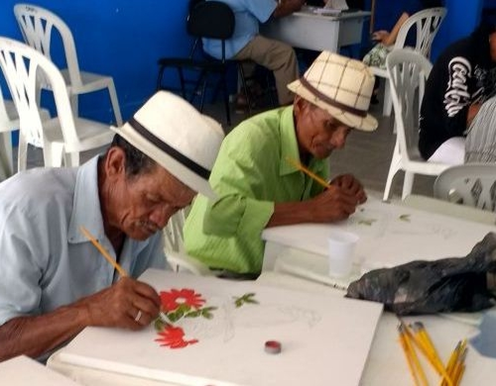 Idosos do grupo VIVA FELIZ de Luziápolis participam de oficina de pinturas em tela 