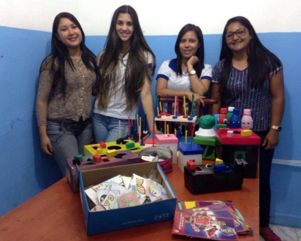Equipe do Criança Feliz de Luziápolis realiza confecção dos kits para uso nas visitas domiciliares