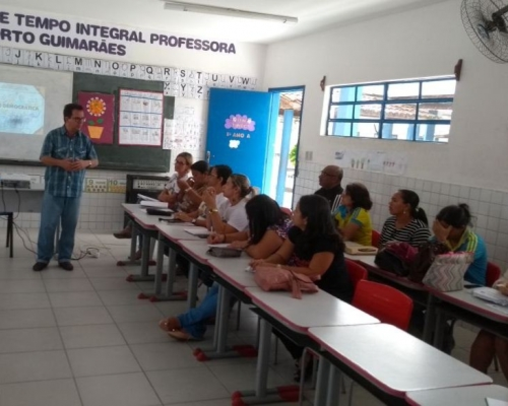 SEMED capacita multiplicadores do processo de construção, revisão e atualização dos regimentos