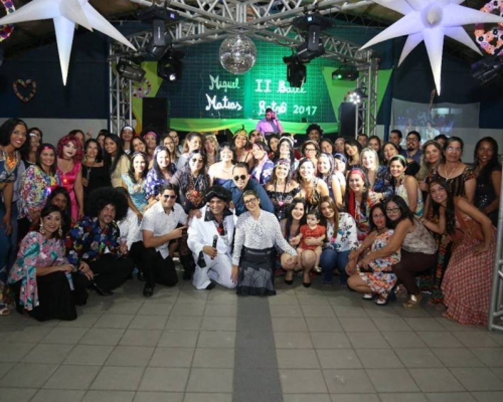 Pelo segundo ano Escola Miguel Matias comemorou o Dia do Servidor Público com grande festa Retrô 