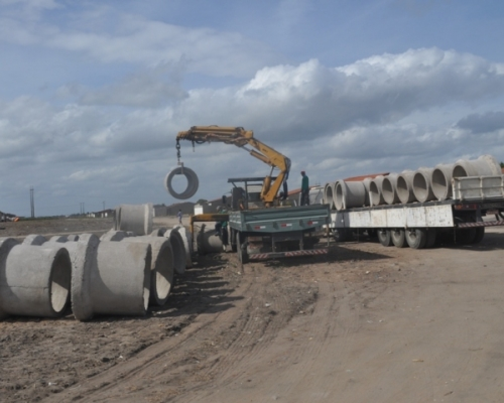 Distrito de Luziápolis começa receber materiais para obras do canal de drenagem