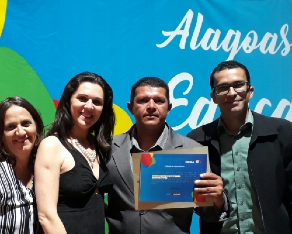 Professor de Campo Alegre recebe o prêmio Medalha Escola 10