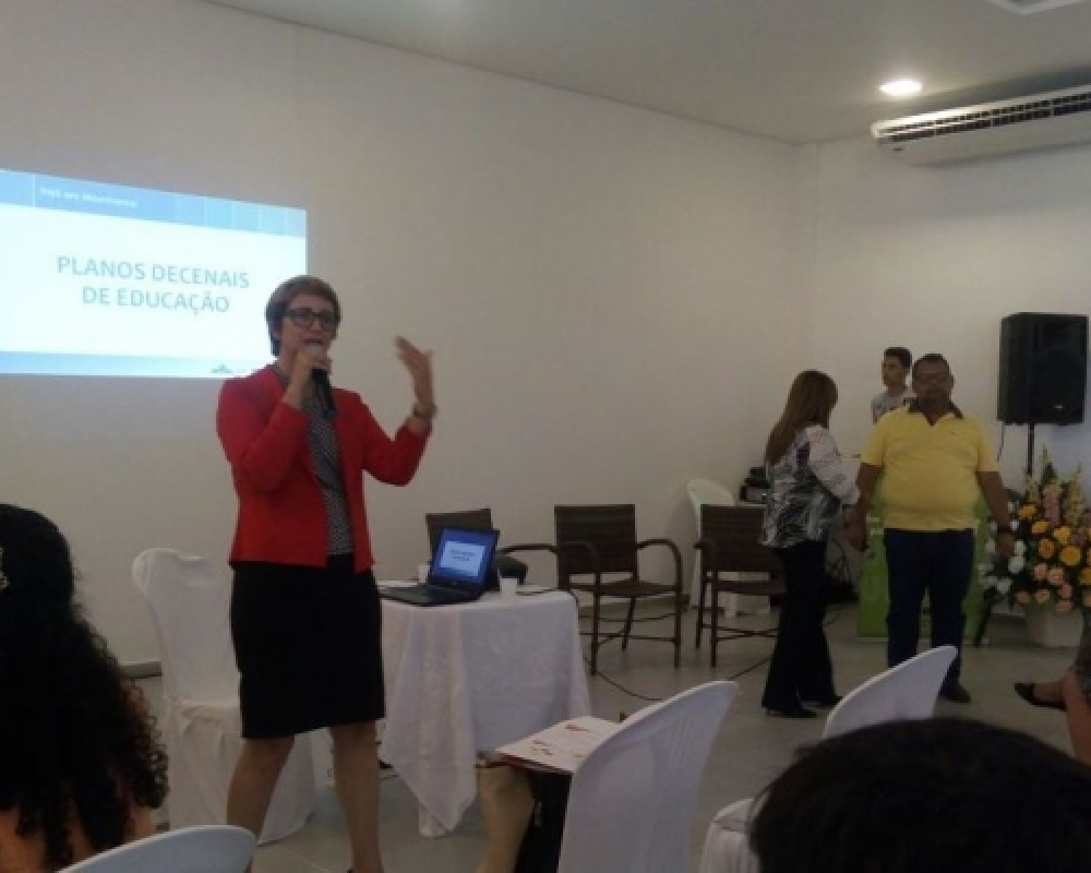 Secretária Graciene Alencar realiza palestra em encontro regional de educação