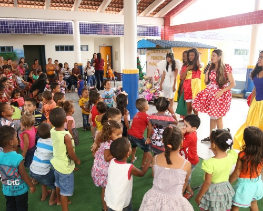 Crianças dos CEIs de Luziápolis ganham brinquedos na Campanha Faça uma Criança Feliz