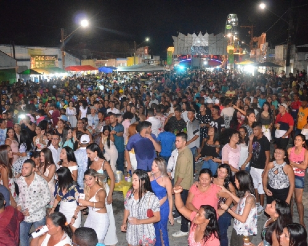 Shows musicais e shows pirotécnicos marcaram o réveillon 2018 em Campo Alegre