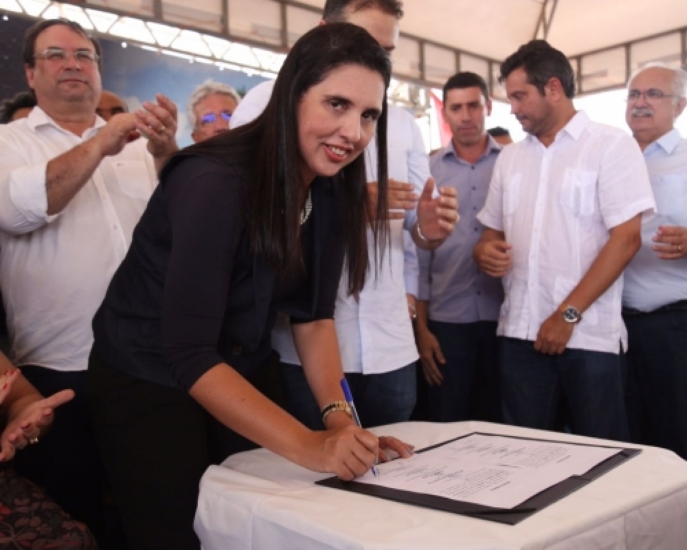 Prefeita participou da assinatura da OS para duplicação do 2° trecho da AL-220 até Campo Alegre