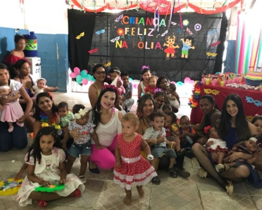 Famílias atendidas pelo Programa Criança Feliz participaram de prévia carnavalesca 