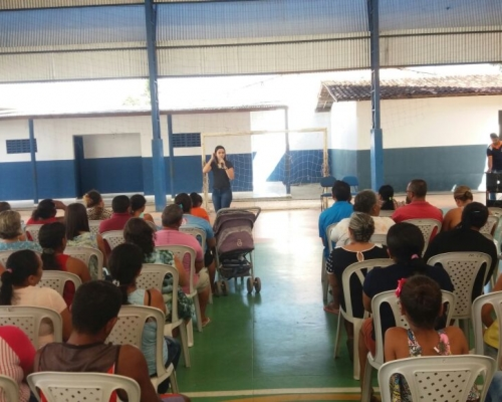 Assistente Social do Cadastro Único participa de reunião com pais na Escola Miguel Matias 