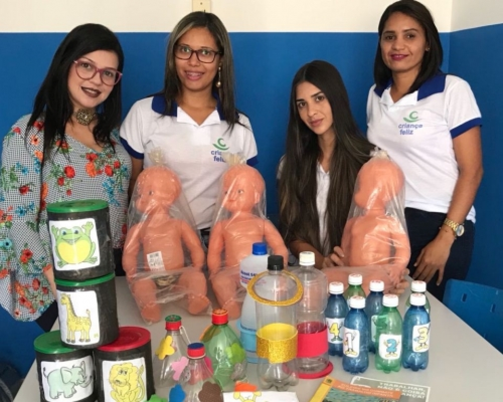 Visitadoras do Programa Criança Feliz realizam trabalho de confecção de brinquedos com reciclados