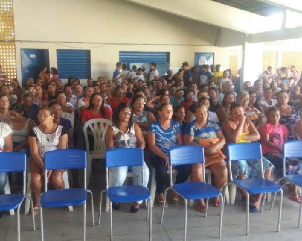 Equipe do Cadastro Único participou de reunião com pais de alunos da Escola Dom Constantino 