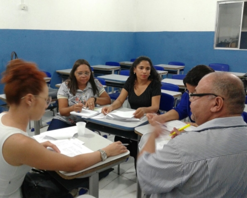 SEMED promove encontro para reestruturação do planejamento curricular unificado da EJA 
