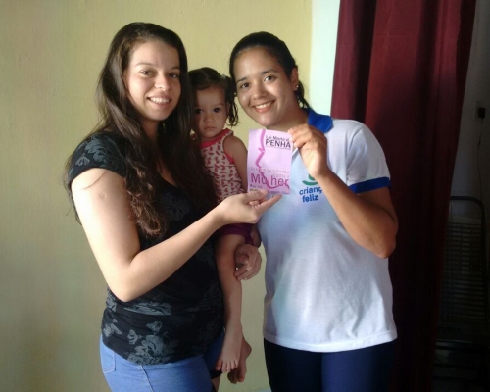 Visitadoras do Programa Criança Feliz realizam panfletagem pelo fim da violência contra a mulher 