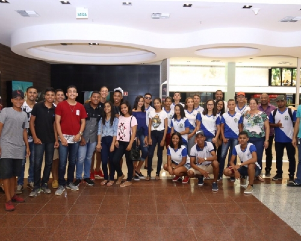 Alunos da rede municipal de ensino são premiados com passeio em shopping e sessão de cinema