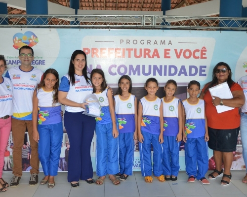 Prefeitura de Campo Alegre entrega novos fardamentos para estudantes da rede municipal de ensino