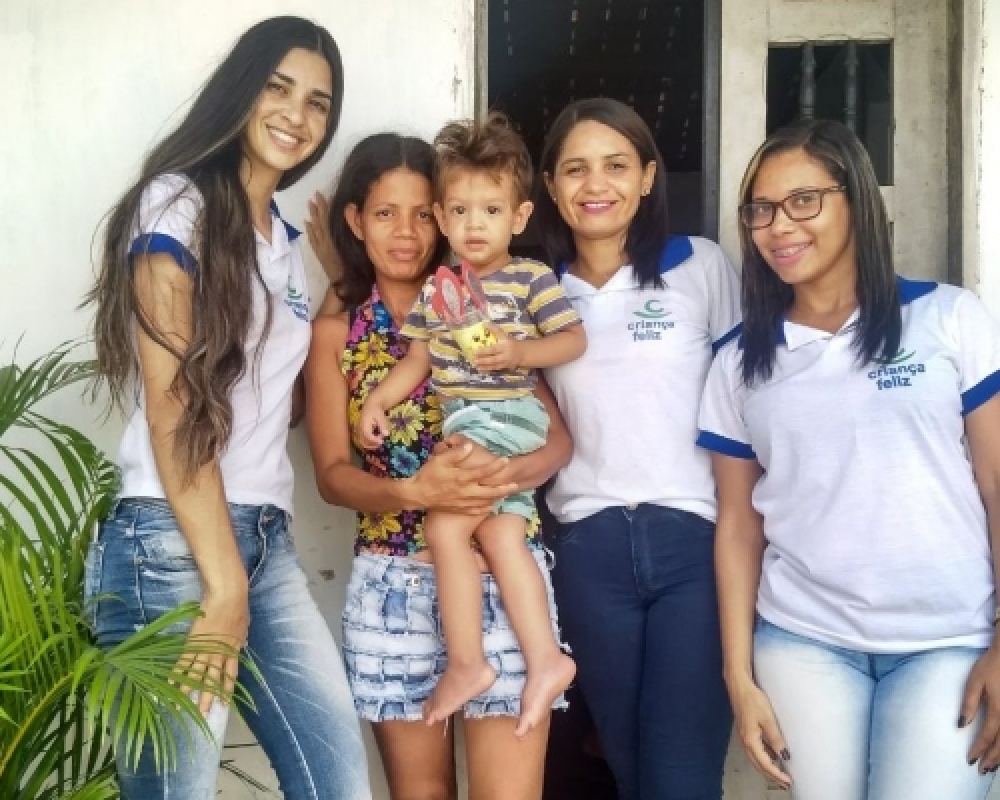 Famílias atendidas pelo Programa Criança Feliz recebem brindes da páscoa