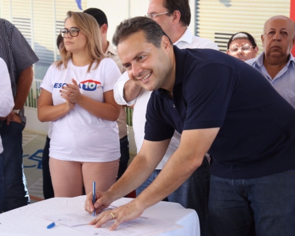 Prefeita e governador assinam a ordem de serviço para construção da escola estadual em Luziápolis