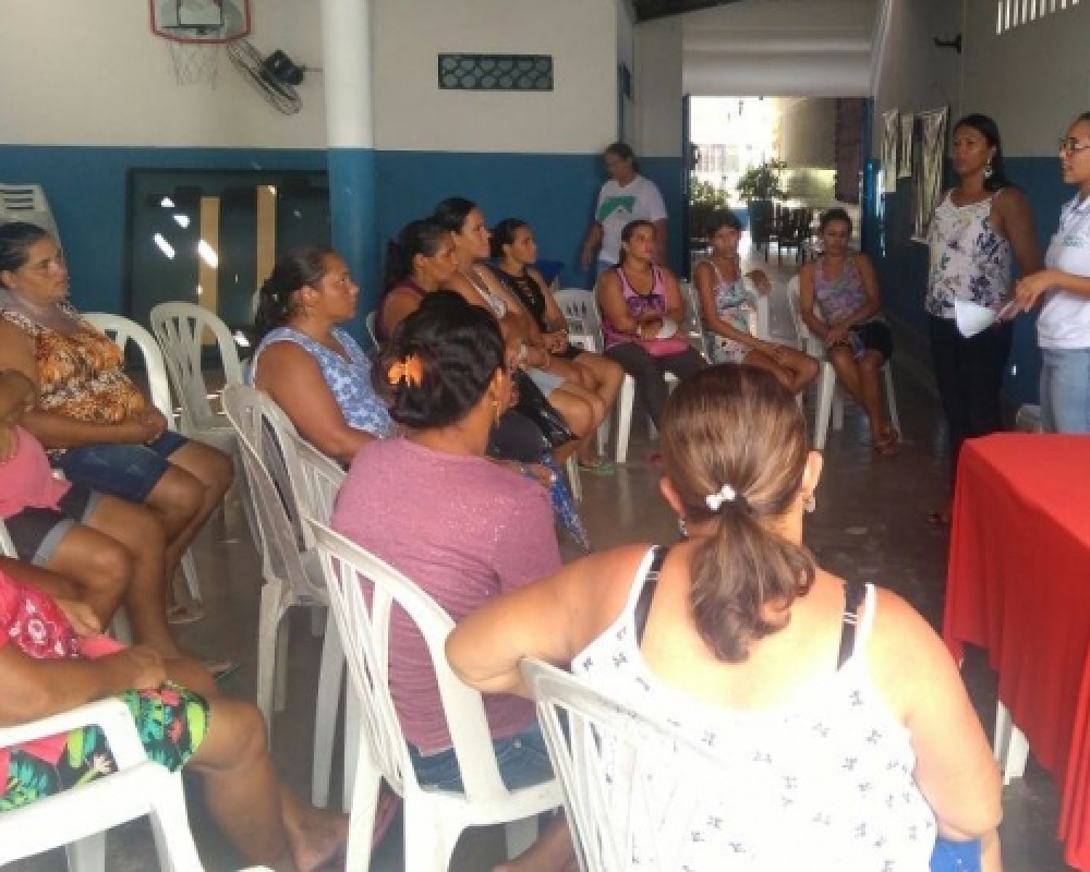 Famílias participantes do SCFV participam de palestra ministrada pela equipe do Cadastro Único 