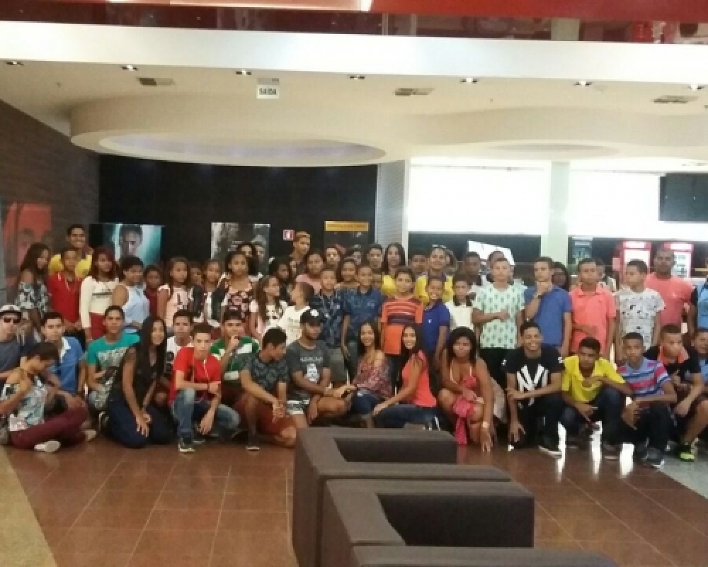 Adolescentes dos Serviços de Convivência de Campo Alegre participaram de passeio ao cinema