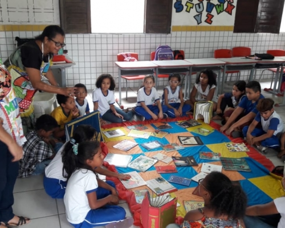 Atividades lúdicas marcam comemoração do dia nacional do livro infantil nas escolas e biblioteca