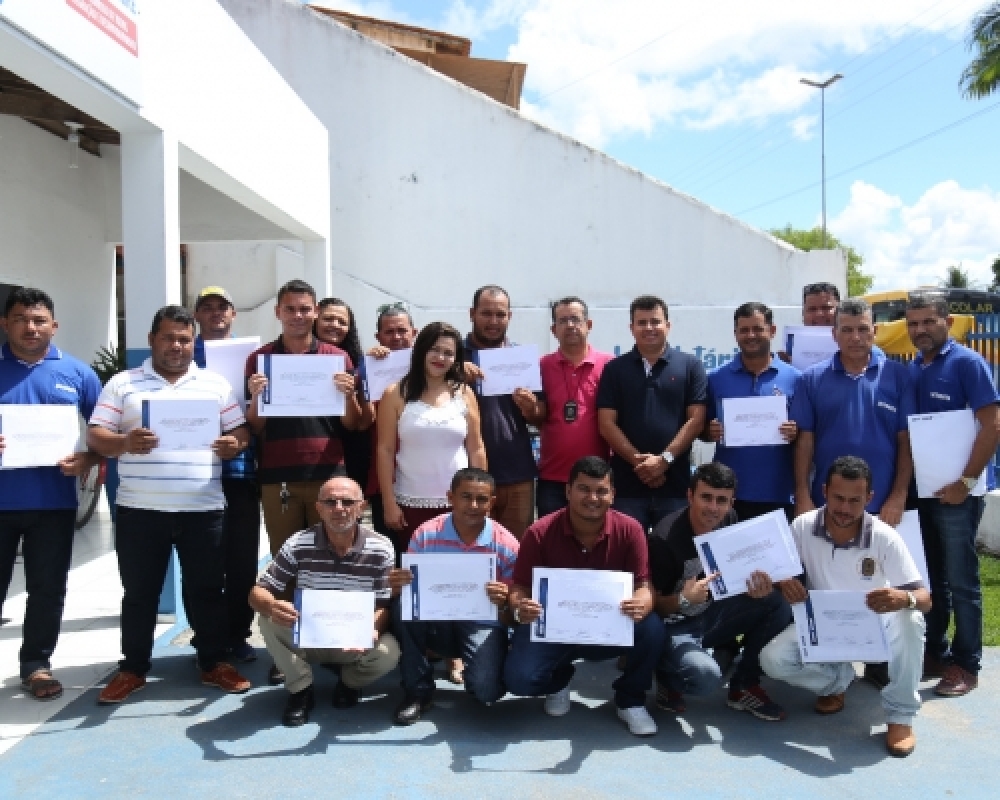 Motoristas de transporte escolar recebem certificados de curso de formação 