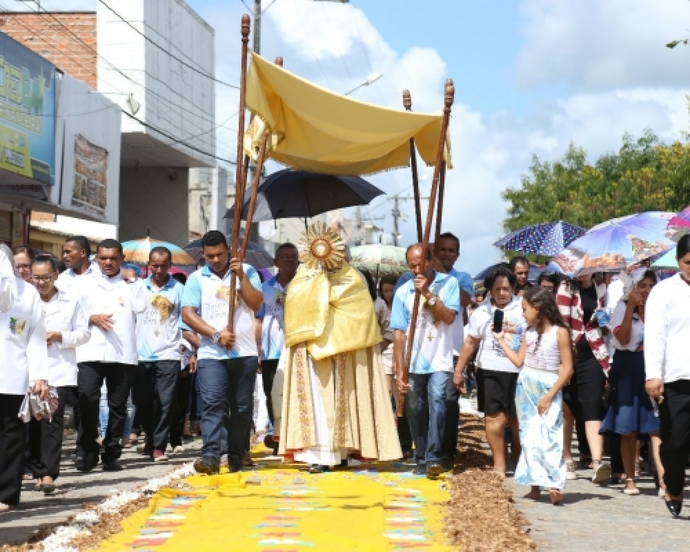 Comunidade católica participa de mais uma edição da procissão sobre o tapete de Corpus Christi