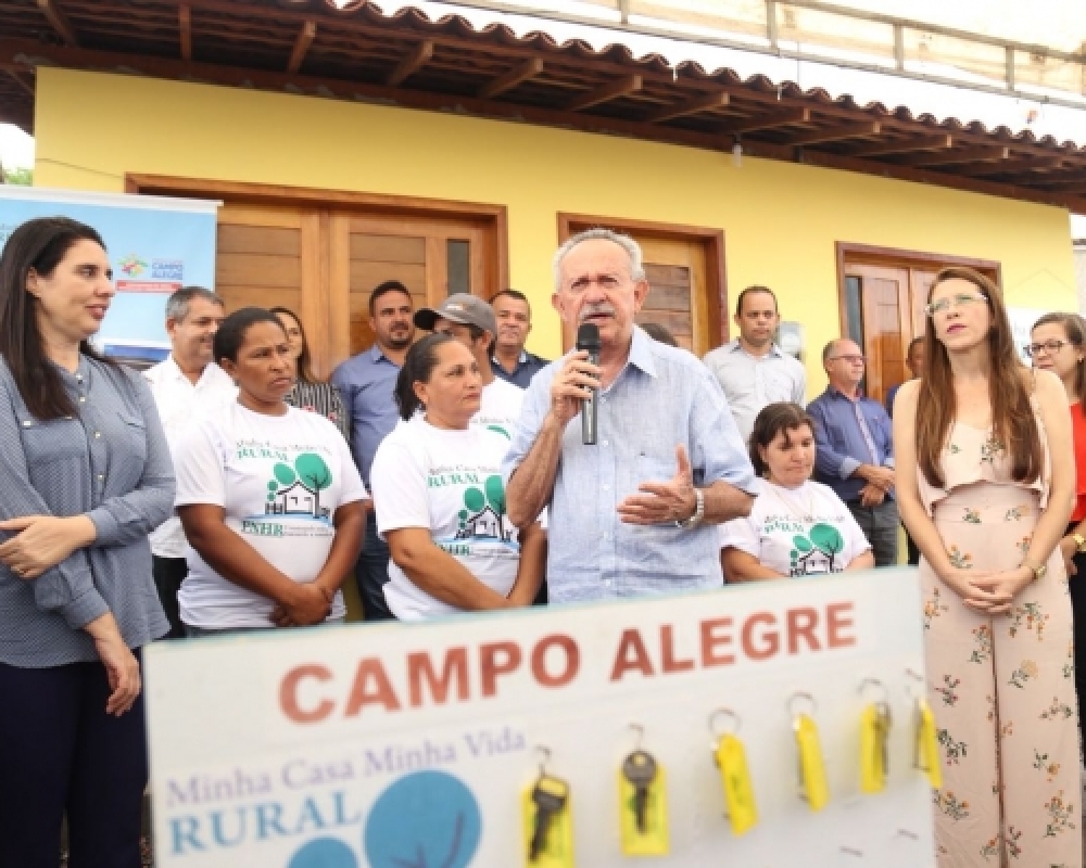Prefeita realizou a entrega de casas e inauguração da Praça de eventos e Academia de Luziápolis