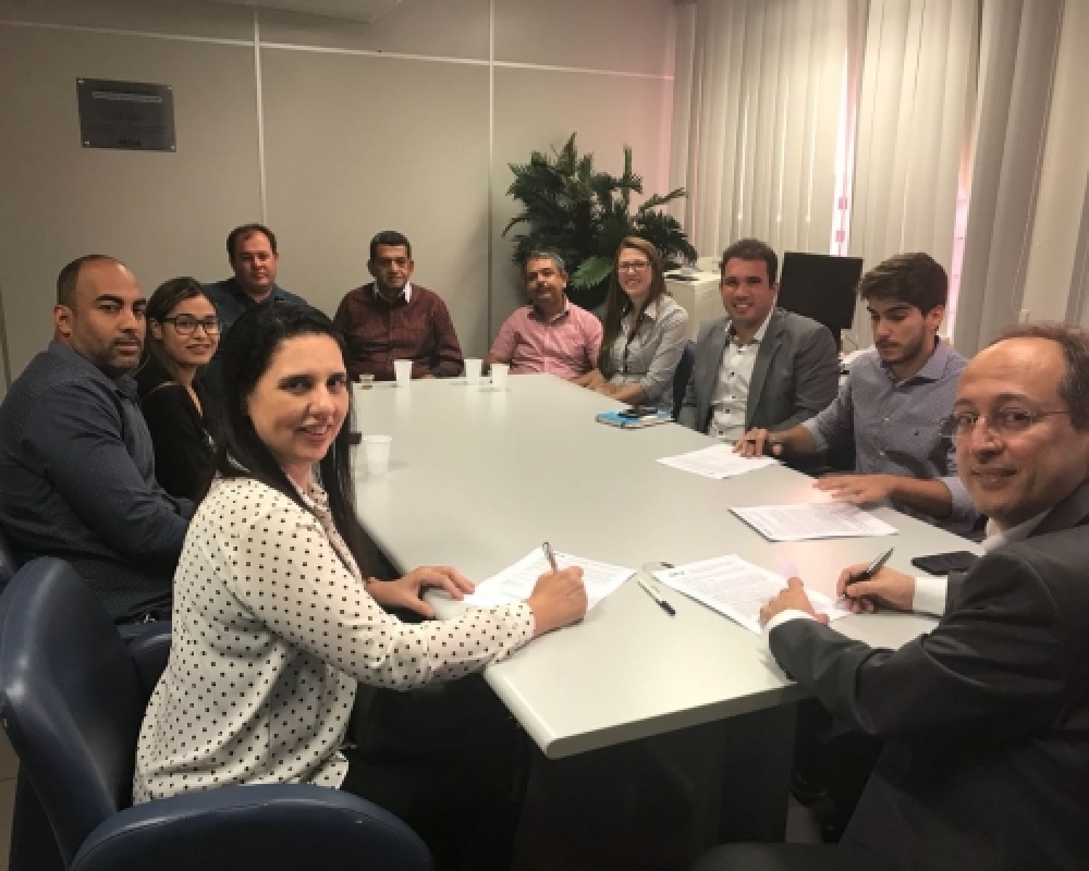 Prefeita Pauline Pereira assina contrato para construção de mais 192 casas 