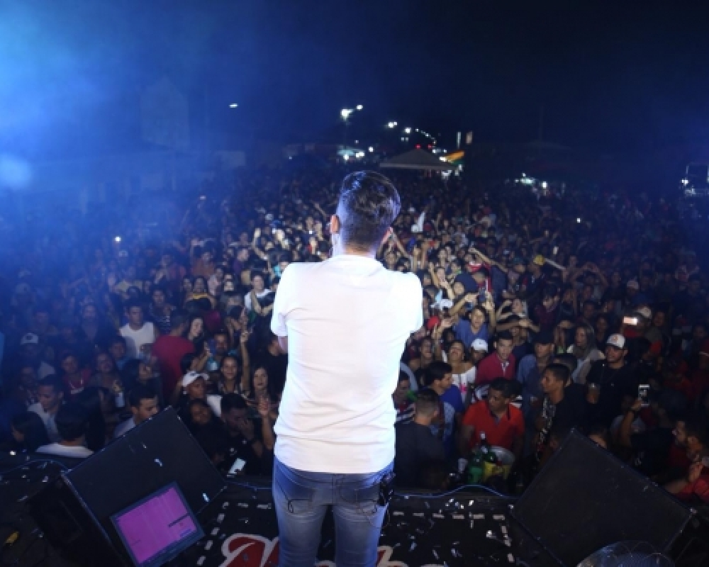 Festa do Povoado Pimenteira recebe milhares de pessoas para os shows com Nadson e Esquadrão VIP