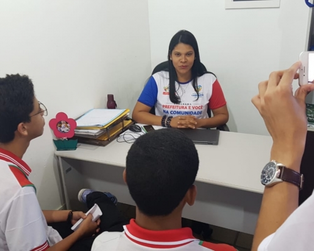 Secretários participam de entrevistas sobre educação fiscal com alunos da Escola Hildebrando
