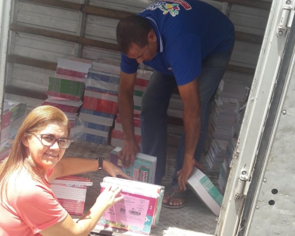 SEMED realiza entrega de novos livros didáticos nas escolas da rede municipal de ensino