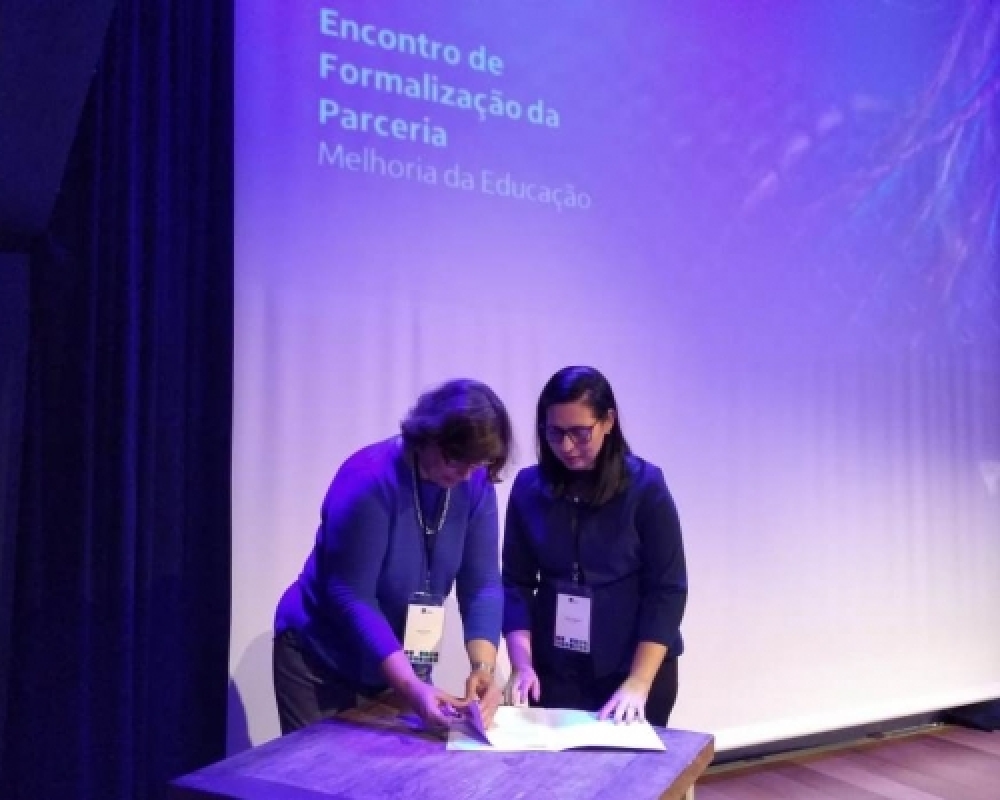 Prefeita Pauline Pereira assina termo  adesão ao programa Melhoria da Educação 