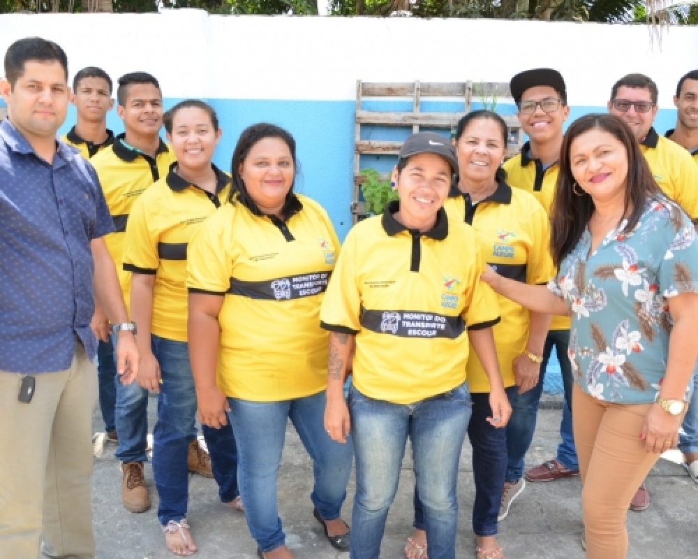 Monitores do transporte escolar municipal de Campo Alegre recebem uniformes 