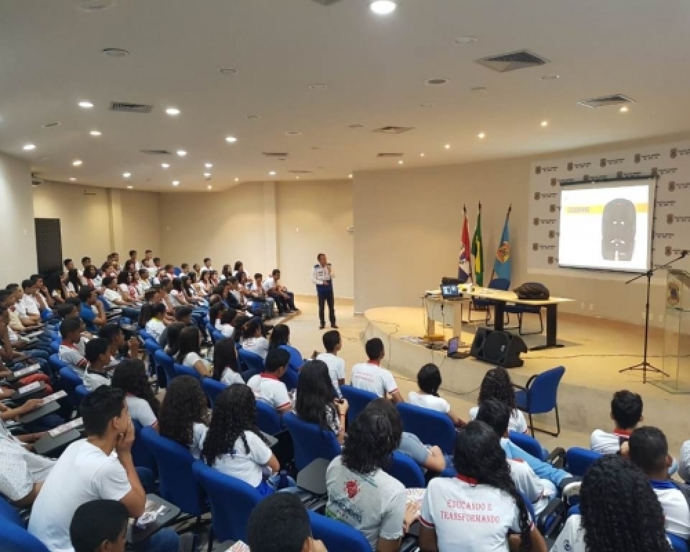 Alunos da Escola Hildebrando Guimarães participam de palestra na Sede da Polícia Federal