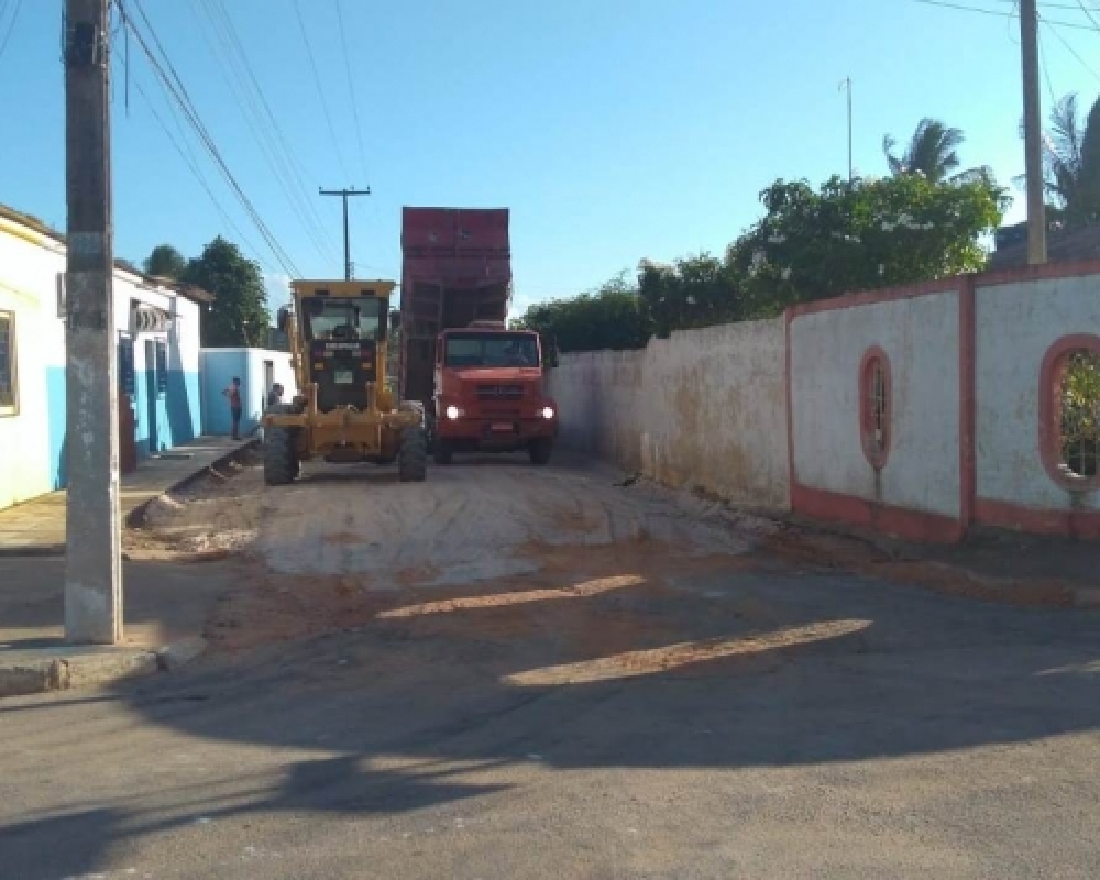 Prefeitura realiza Serviços de terraplanagem e melhorias em ruas do Povoado Chã da Imbira 