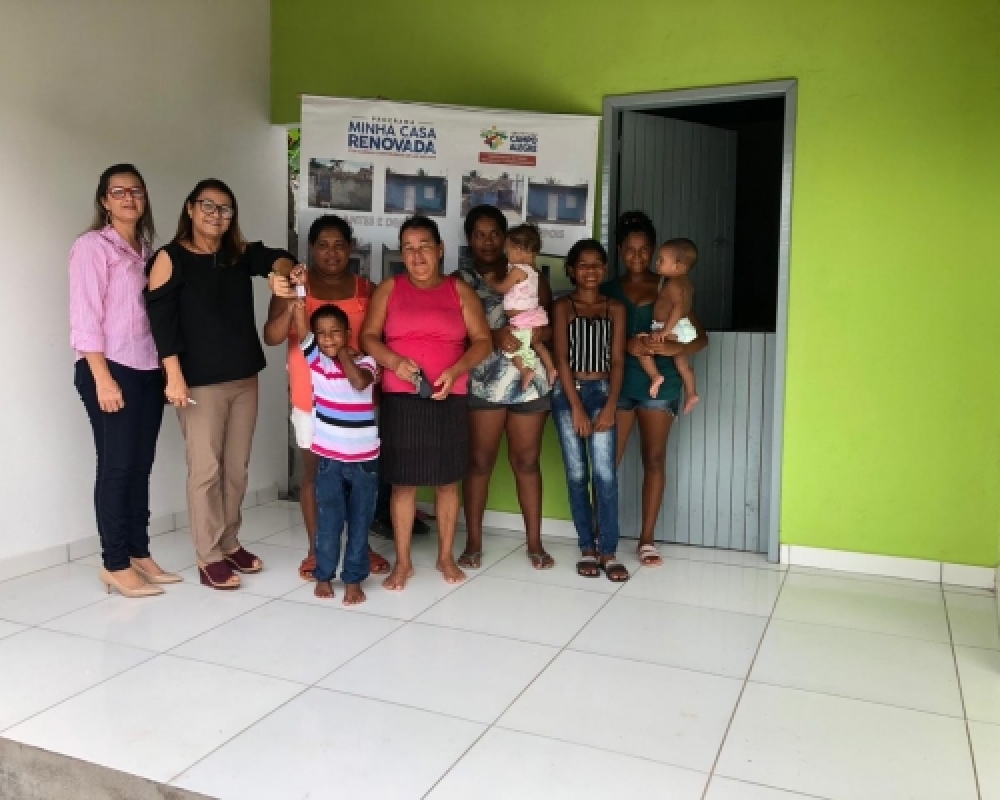 Prefeitura entrega mais um imóvel pelo Programa Minha Casa Renovada no Distrito Luziápolis
