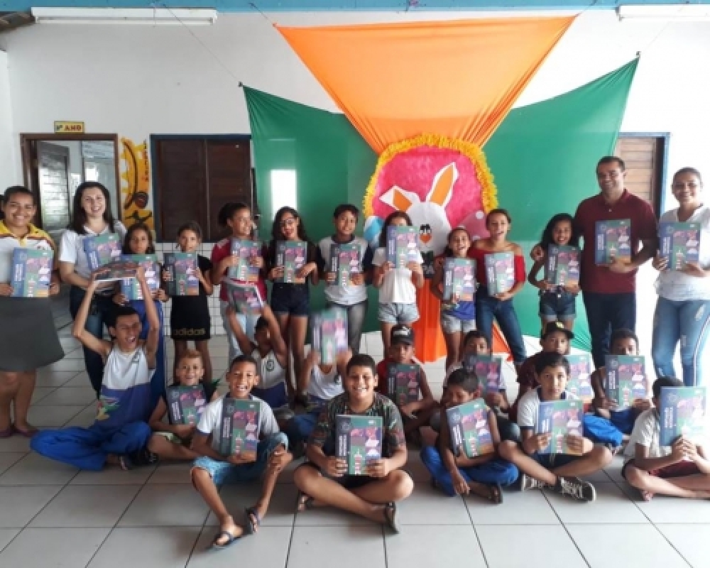 SEMED realiza entrega de apostilas do Programa Escola 10 aos alunos dos 5º e 9º anos