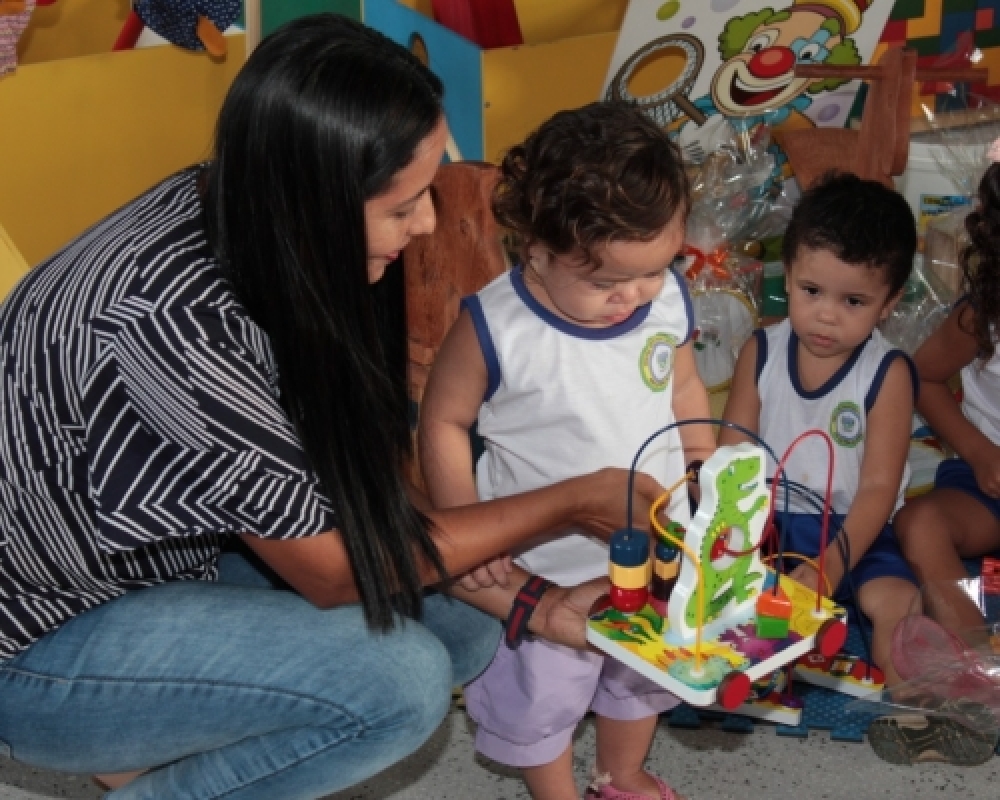 Prefeitura realiza entrega de brinquedos e jogos educativos nas instituições de educação infantil 