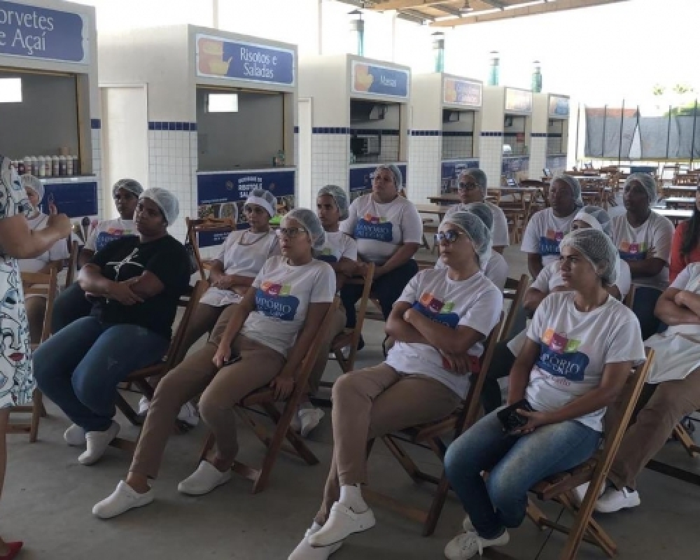 Prefeitura oferta capacitação para mulheres que trabalham no Empório Alegre